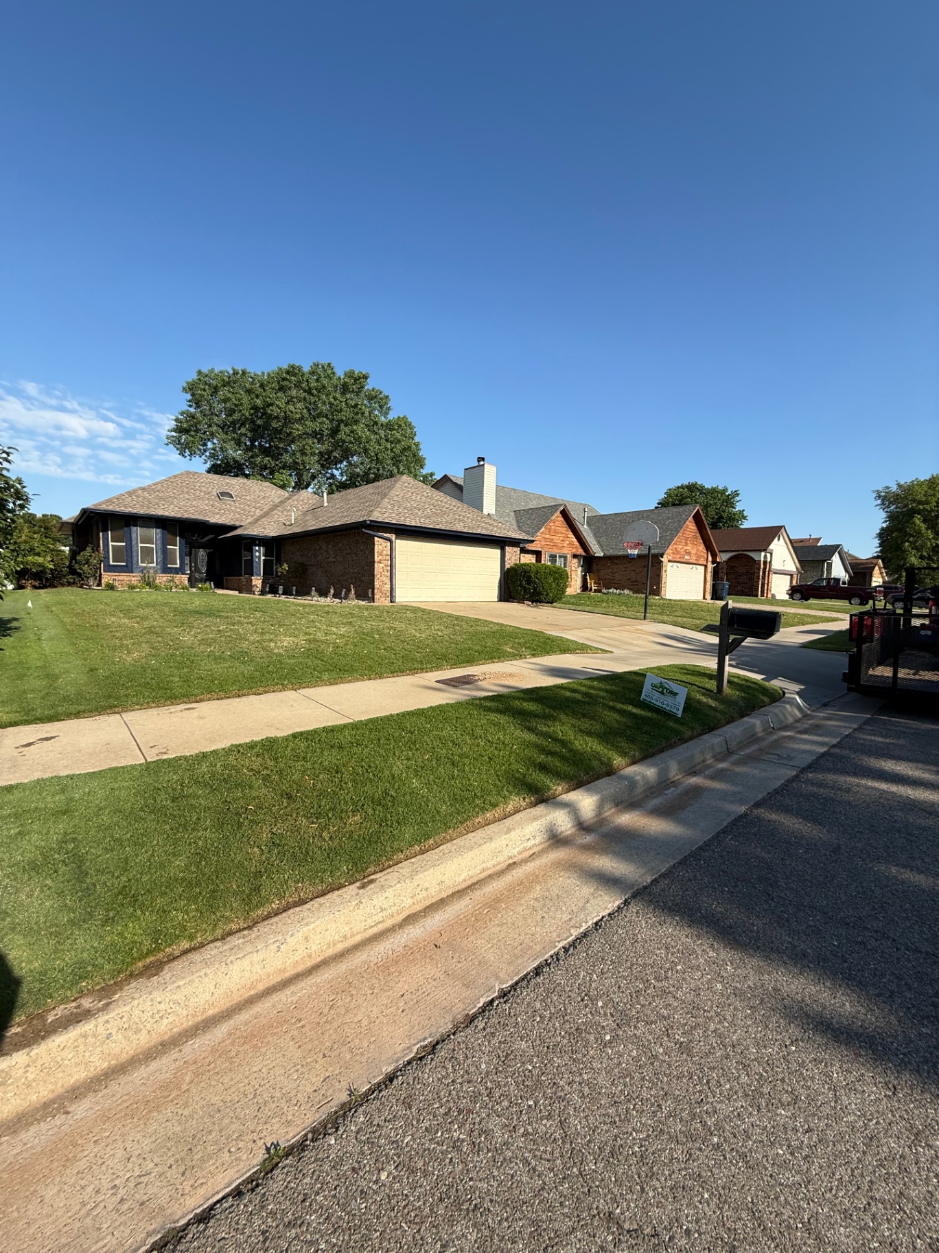 freshly mowed and edged front lawn on a residential home in Oklahoma City